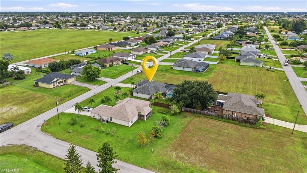 Image 4 of property listing at 304 NE 20th TER, Cape Coral, FL 33909