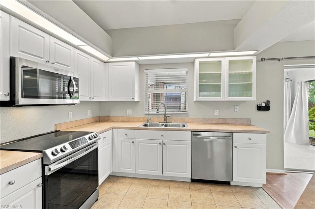 Image 9 of property listing at 304 NE 20th TER, Cape Coral, FL 33909