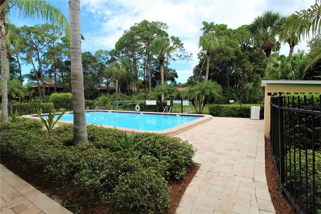 942 LA COSTA CIRCLE 3, Sarasota, FL 34237