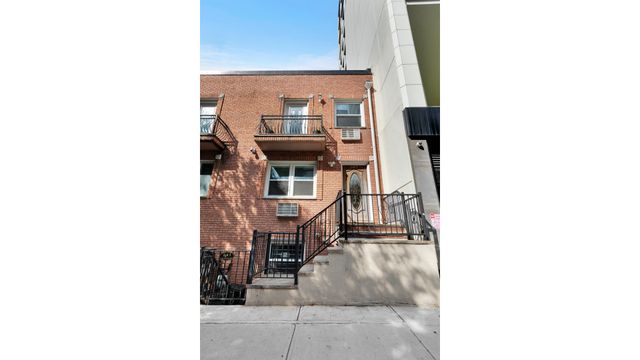 587 WARREN Street, New York City, NY 11217