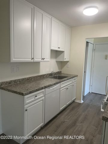 82 Amberly Drive F, Manalapan, NJ 07726