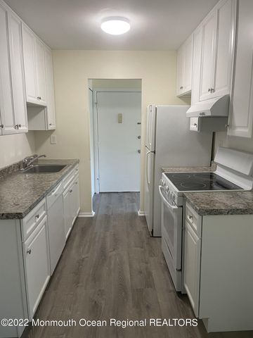 82 Amberly Drive F, Manalapan, NJ 07726