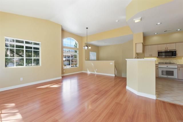 12047 Tivoli Park Row 4, San Diego, CA 92128