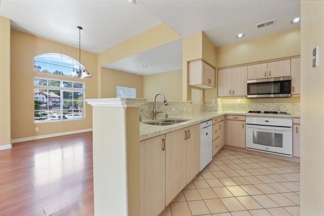 12047 Tivoli Park Row 4, San Diego, CA 92128