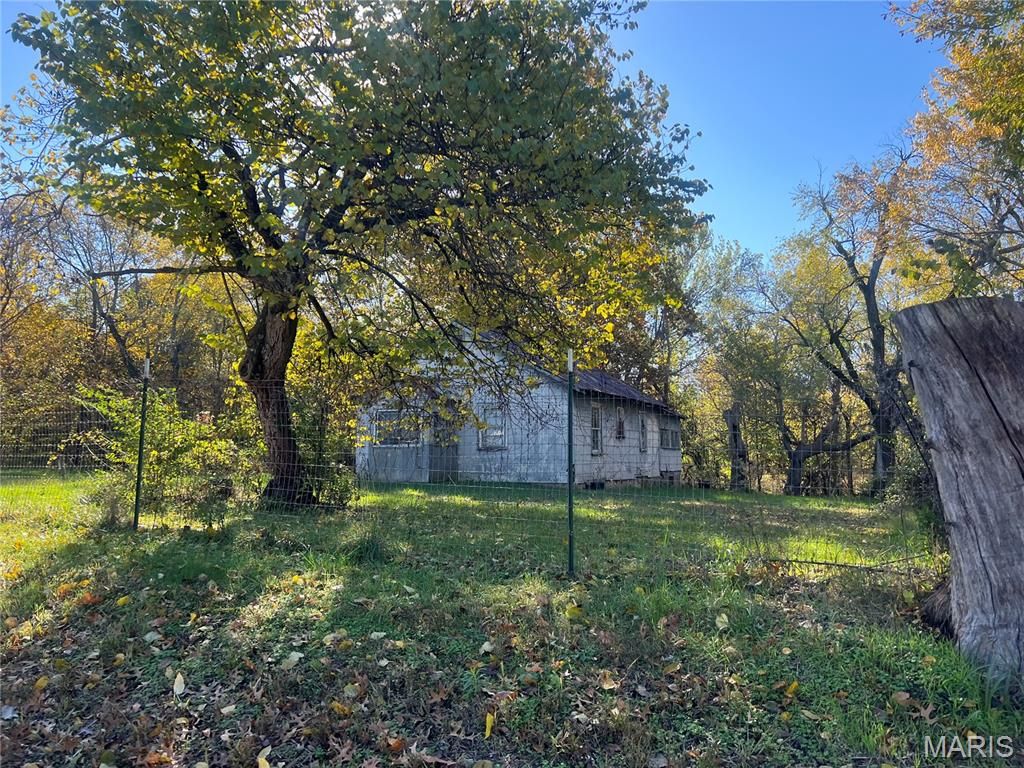 Image 2 of property listing at 722 E Bland Road, Lebanon, MO 65536