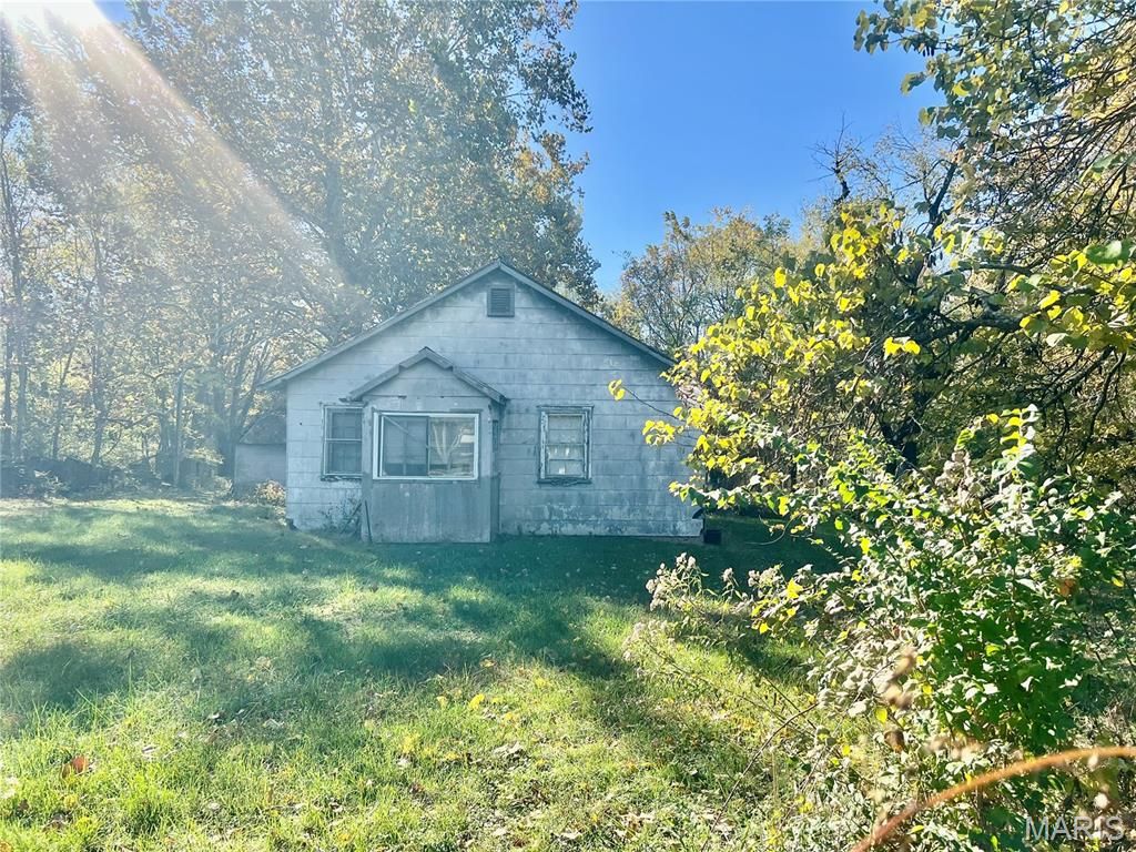 Image 4 of property listing at 722 E Bland Road, Lebanon, MO 65536