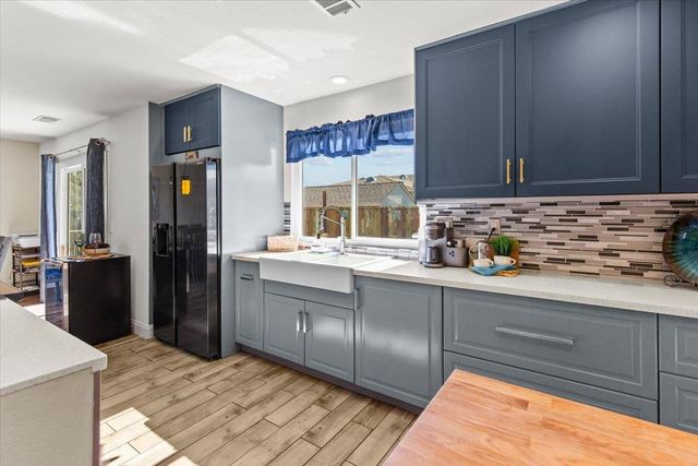 710 Sunflower Dr, Lathrop, CA 95330