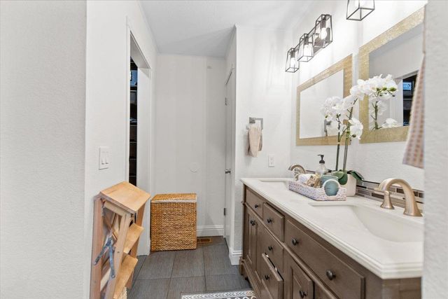 710 Sunflower Dr, Lathrop, CA 95330