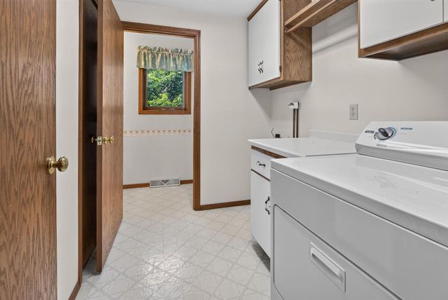 713 CANBERRY COURT, De Pere, WI 54115