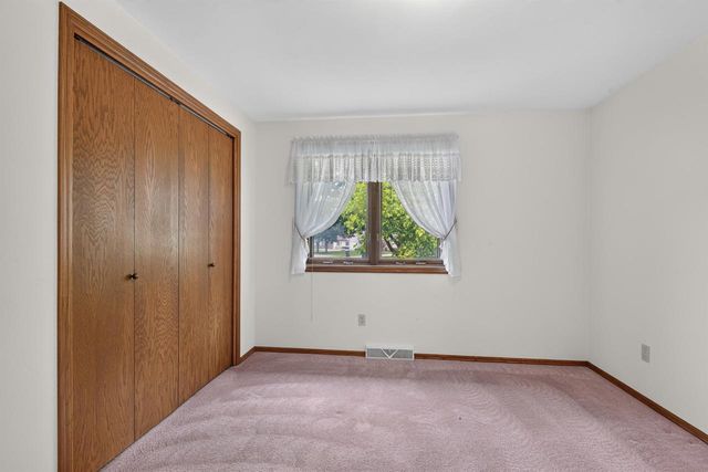 713 CANBERRY COURT, De Pere, WI 54115
