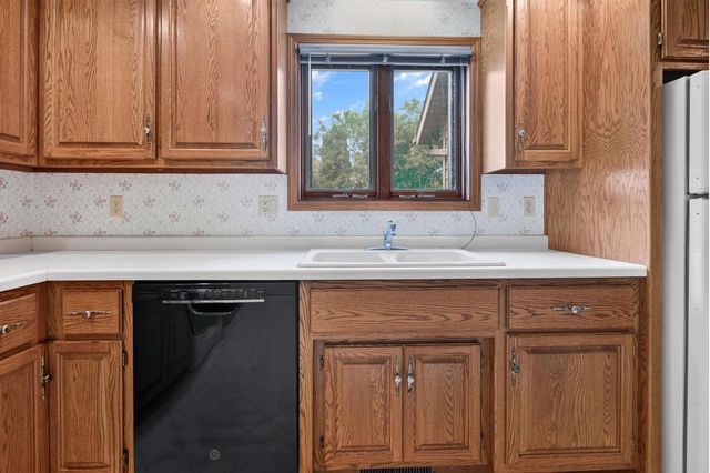 713 CANBERRY COURT, De Pere, WI 54115
