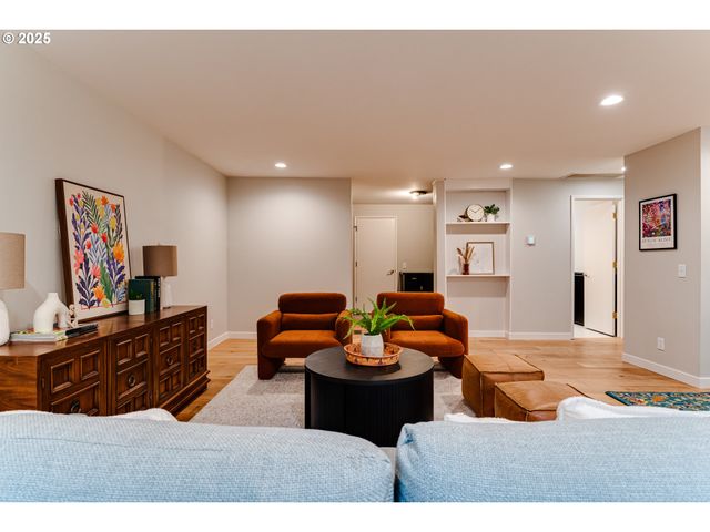 2915 CHUCKANUT St, Eugene, OR 97408