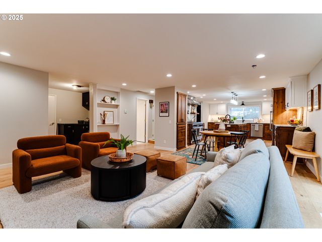 2915 CHUCKANUT St, Eugene, OR 97408