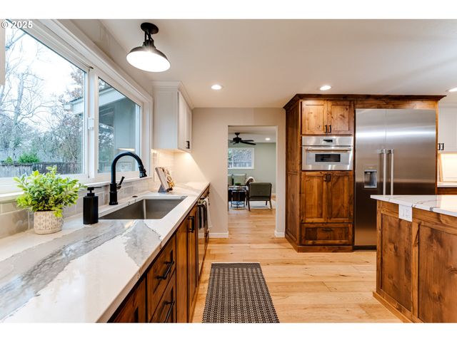 2915 CHUCKANUT St, Eugene, OR 97408