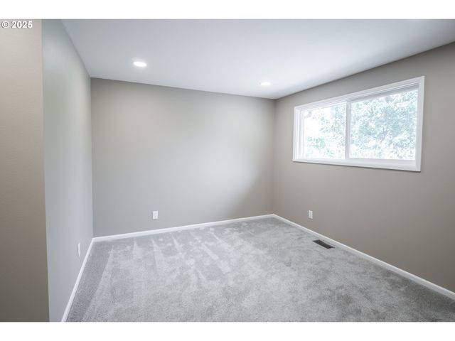 2915 CHUCKANUT St, Eugene, OR 97408