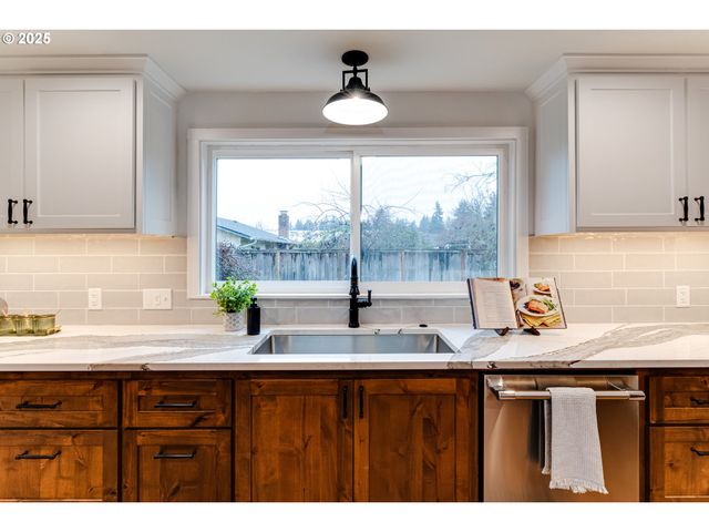 2915 CHUCKANUT St, Eugene, OR 97408