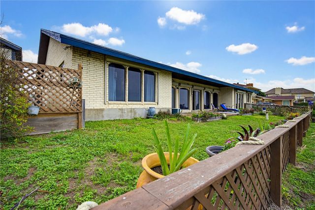 120 Shore Dr, Portland, TX 78374