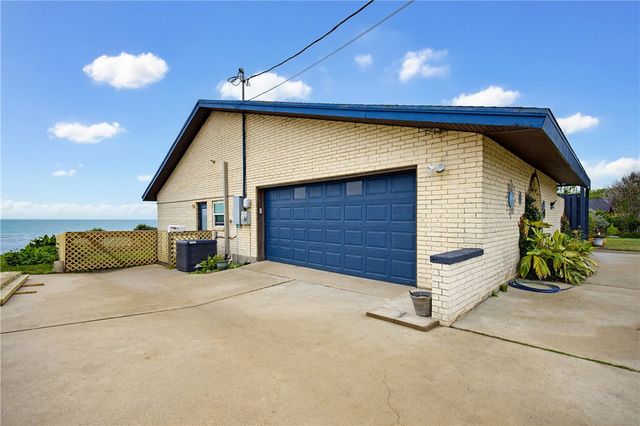 120 Shore Dr, Portland, TX 78374