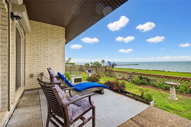 120 Shore Dr, Portland, TX 78374
