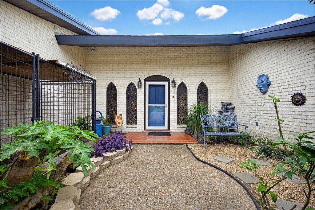 120 Shore Dr, Portland, TX 78374