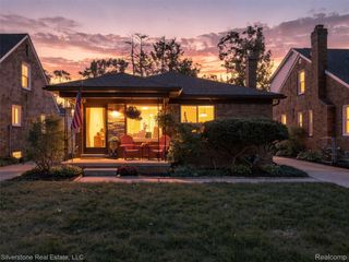 2142 Hawthorne Road, Grosse Pointe Woods, MI 48236