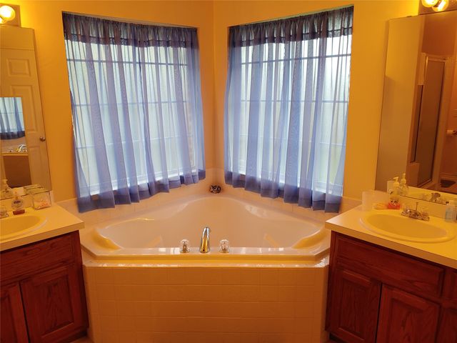 1360 NE 26th Street, Paris, TX 75460