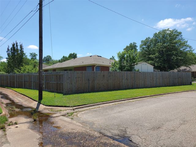 1360 NE 26th Street, Paris, TX 75460