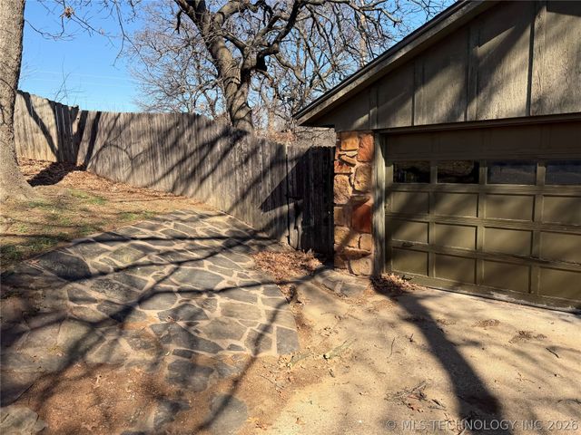 2301 W Oklahoma Place, Tulsa, OK 74127
