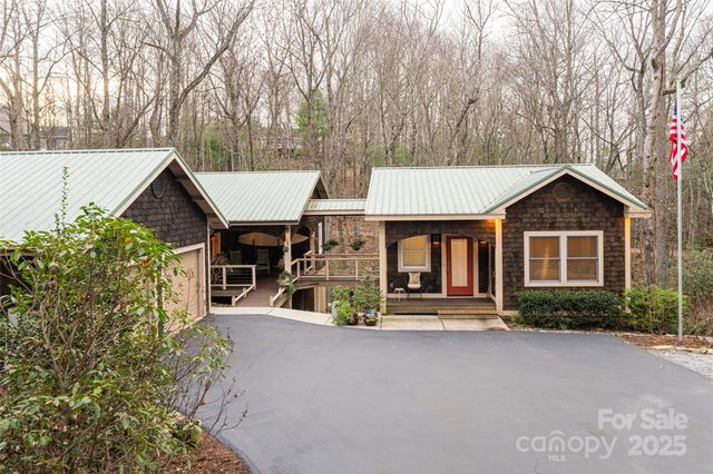 457 Hearthstone Way, Horse Shoe, NC 28742