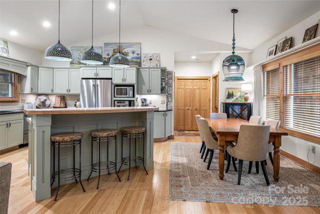 457 Hearthstone Way, Horse Shoe, NC 28742