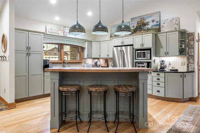 457 Hearthstone Way, Horse Shoe, NC 28742