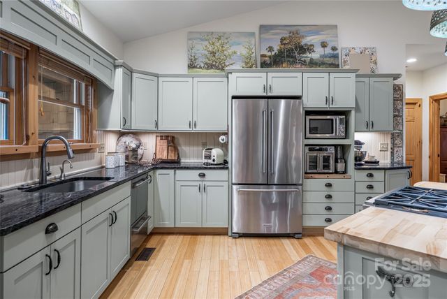 457 Hearthstone Way, Horse Shoe, NC 28742