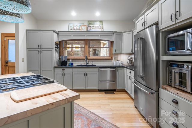 457 Hearthstone Way, Horse Shoe, NC 28742