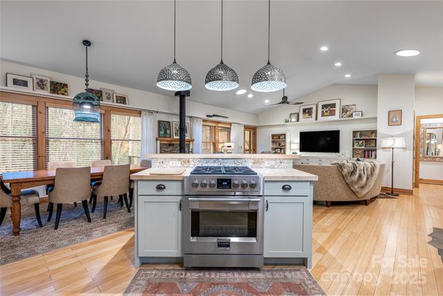 457 Hearthstone Way, Horse Shoe, NC 28742