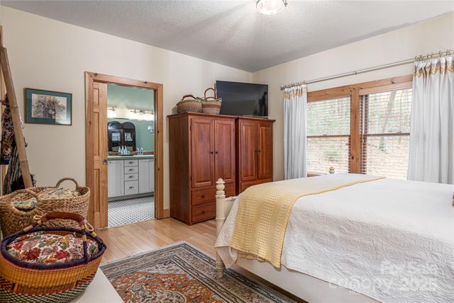 457 Hearthstone Way, Horse Shoe, NC 28742