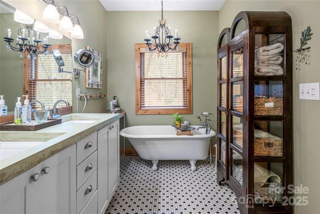 457 Hearthstone Way, Horse Shoe, NC 28742