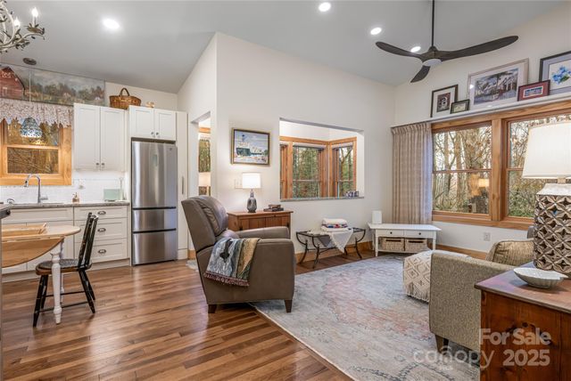 457 Hearthstone Way, Horse Shoe, NC 28742