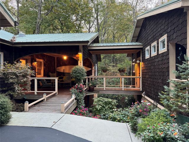 457 Hearthstone Way, Horse Shoe, NC 28742