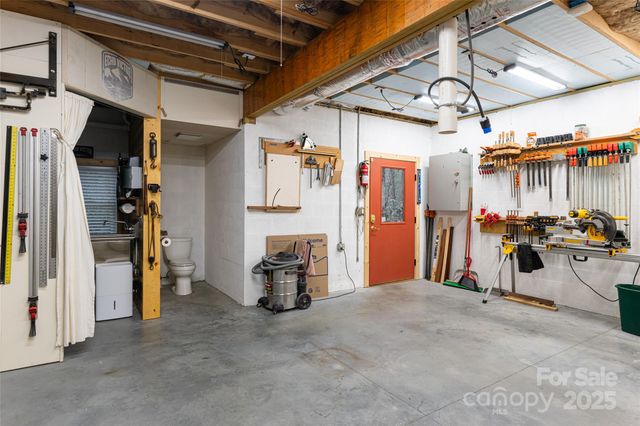 457 Hearthstone Way, Horse Shoe, NC 28742