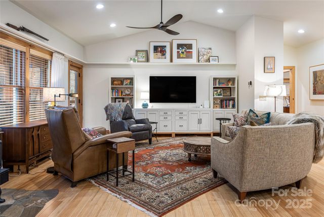 457 Hearthstone Way, Horse Shoe, NC 28742