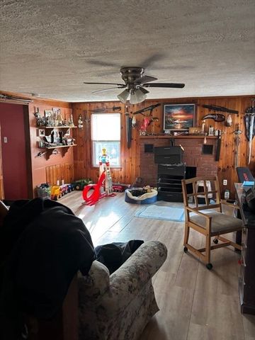 37 Sawyer St, Gardner, MA 01440