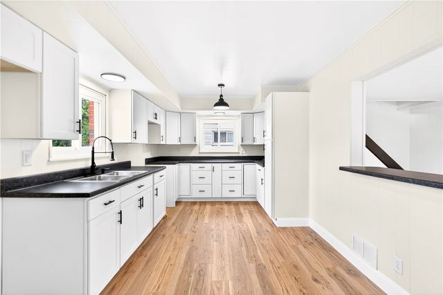 237 Allen Ave, Donora, PA 15033