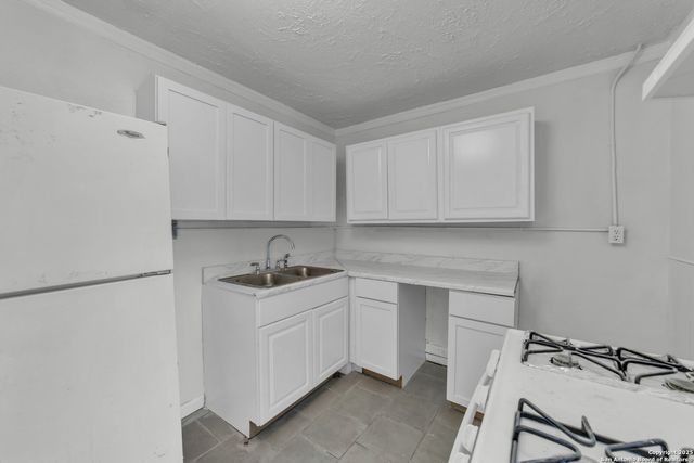 811 S GENERAL MCMULLEN DR, San Antonio, TX 78237