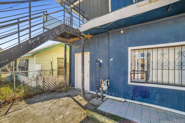 811 S GENERAL MCMULLEN DR, San Antonio, TX 78237