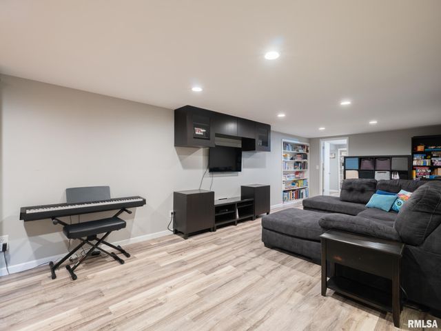 526 N LAKESHORE Drive, Hanna City, IL 61536