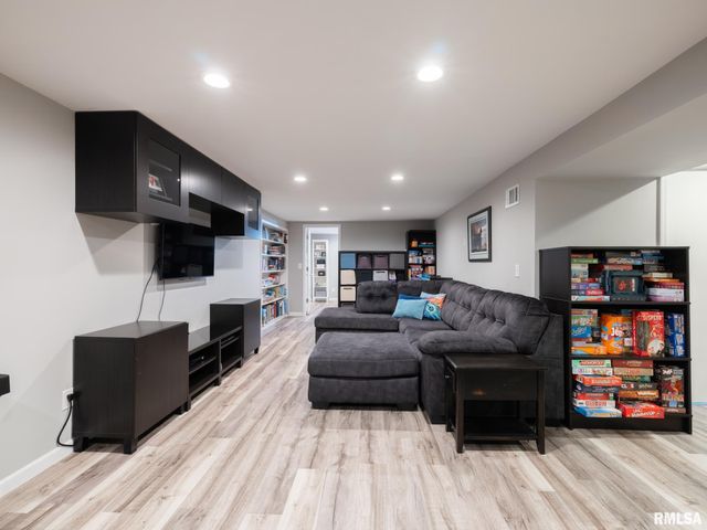 526 N LAKESHORE Drive, Hanna City, IL 61536