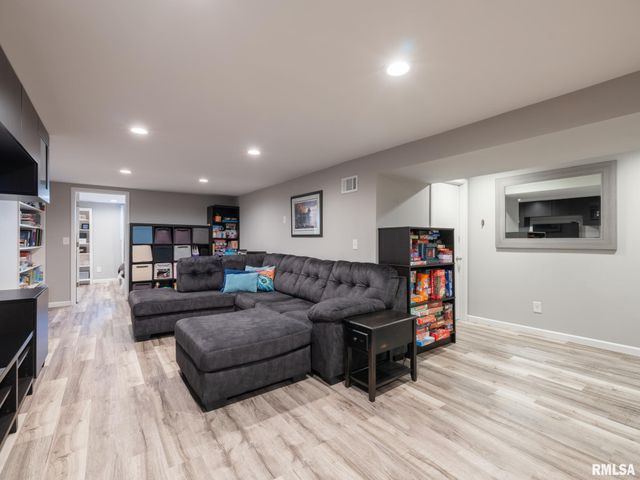 526 N LAKESHORE Drive, Hanna City, IL 61536