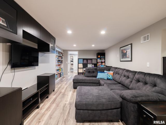 526 N LAKESHORE Drive, Hanna City, IL 61536