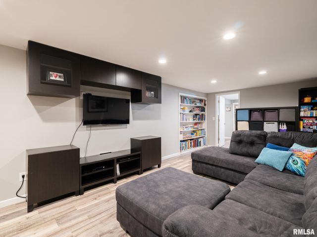 526 N LAKESHORE Drive, Hanna City, IL 61536