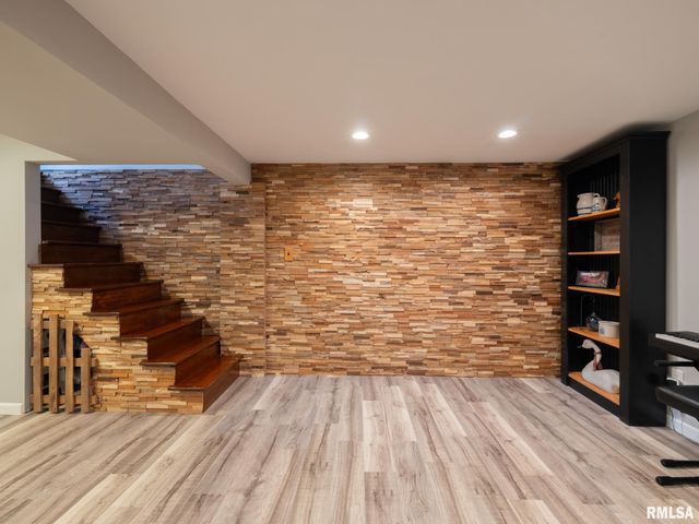 526 N LAKESHORE Drive, Hanna City, IL 61536